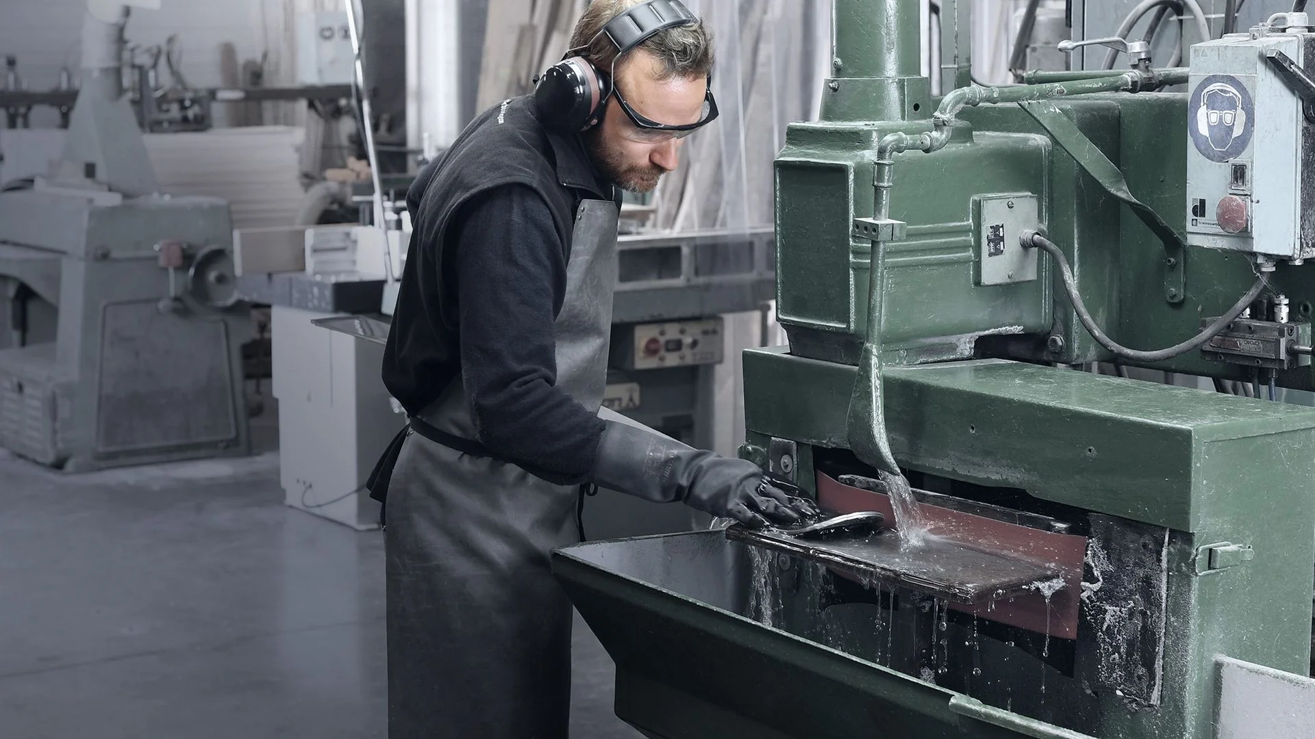 Artisan Dénériaz travaillant dans la manufacture