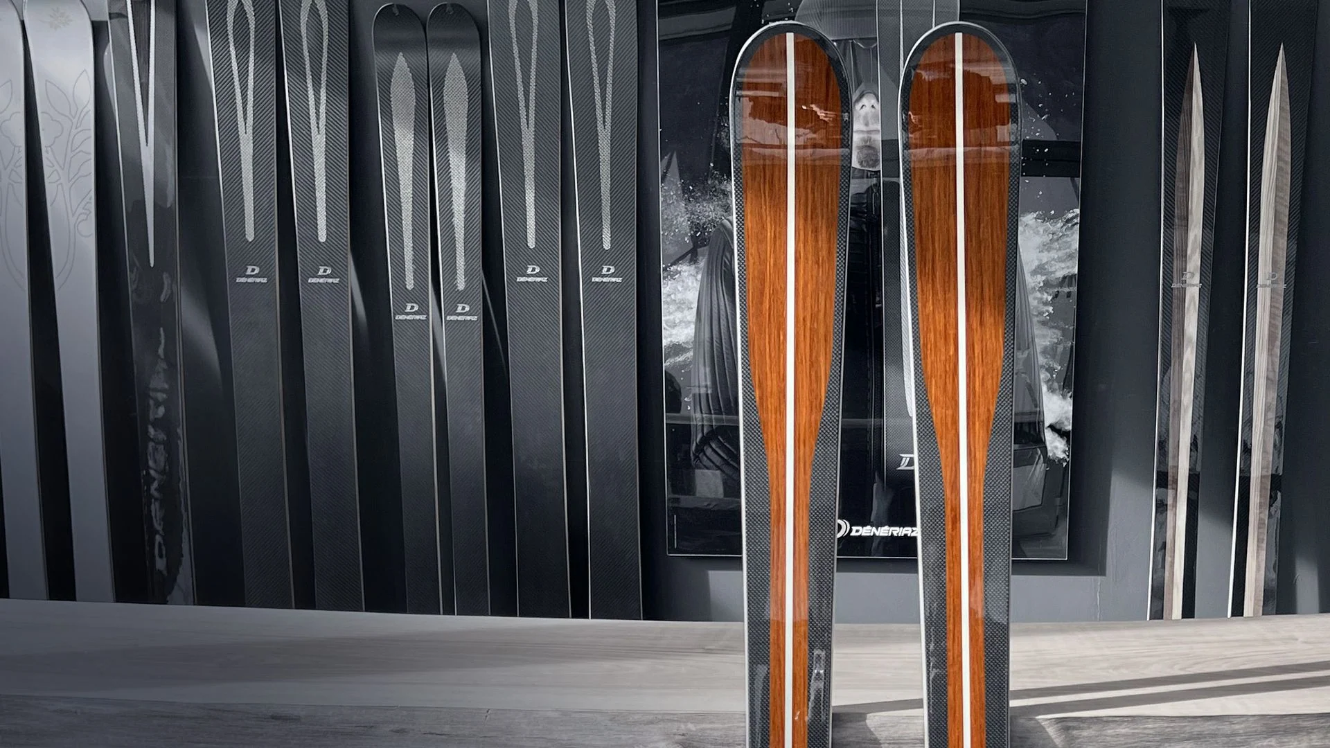 Paire de skis Dénériaz personnalisée en bois et carbone