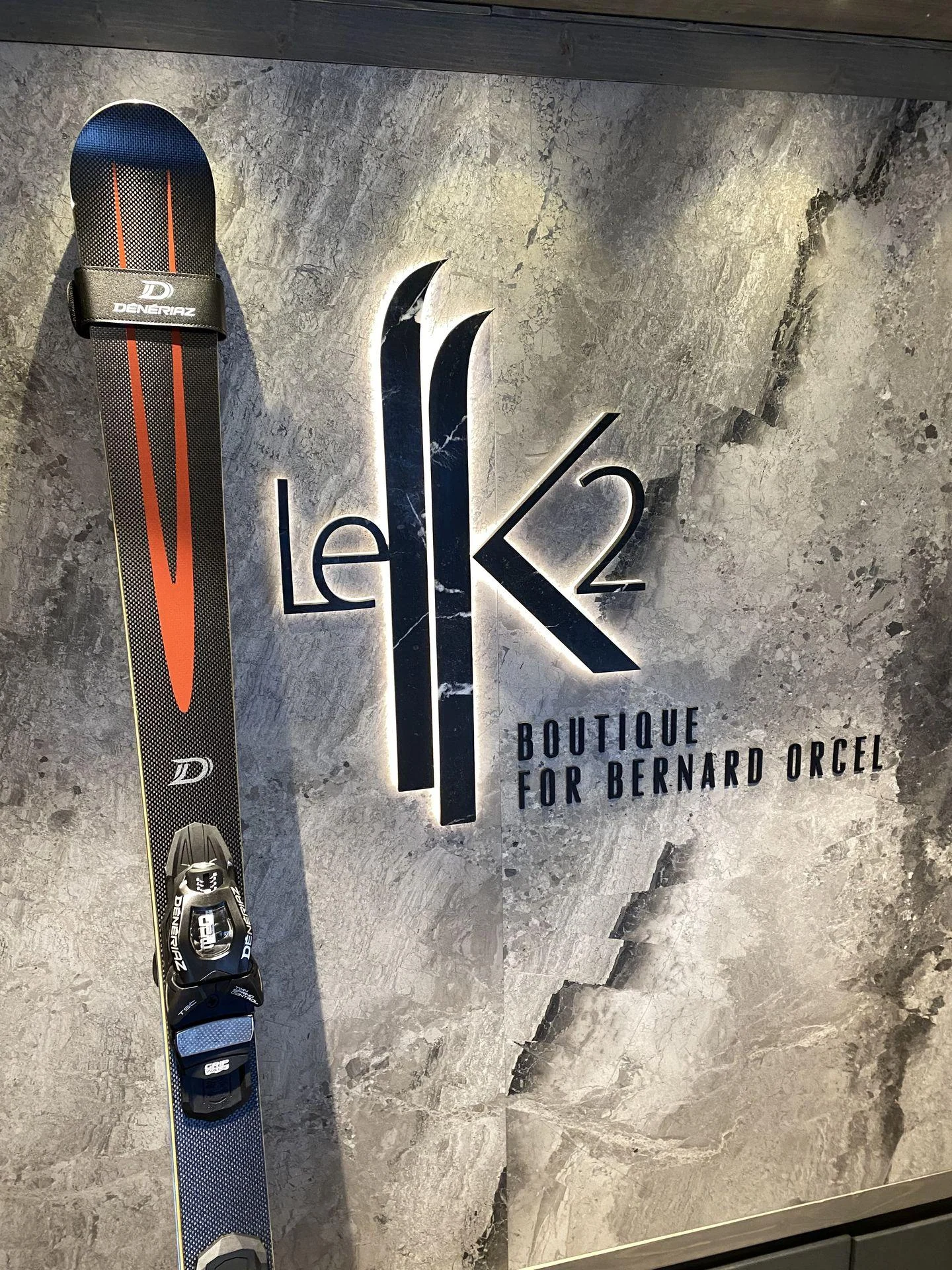 Décor artisanal sur un ski sur mesure